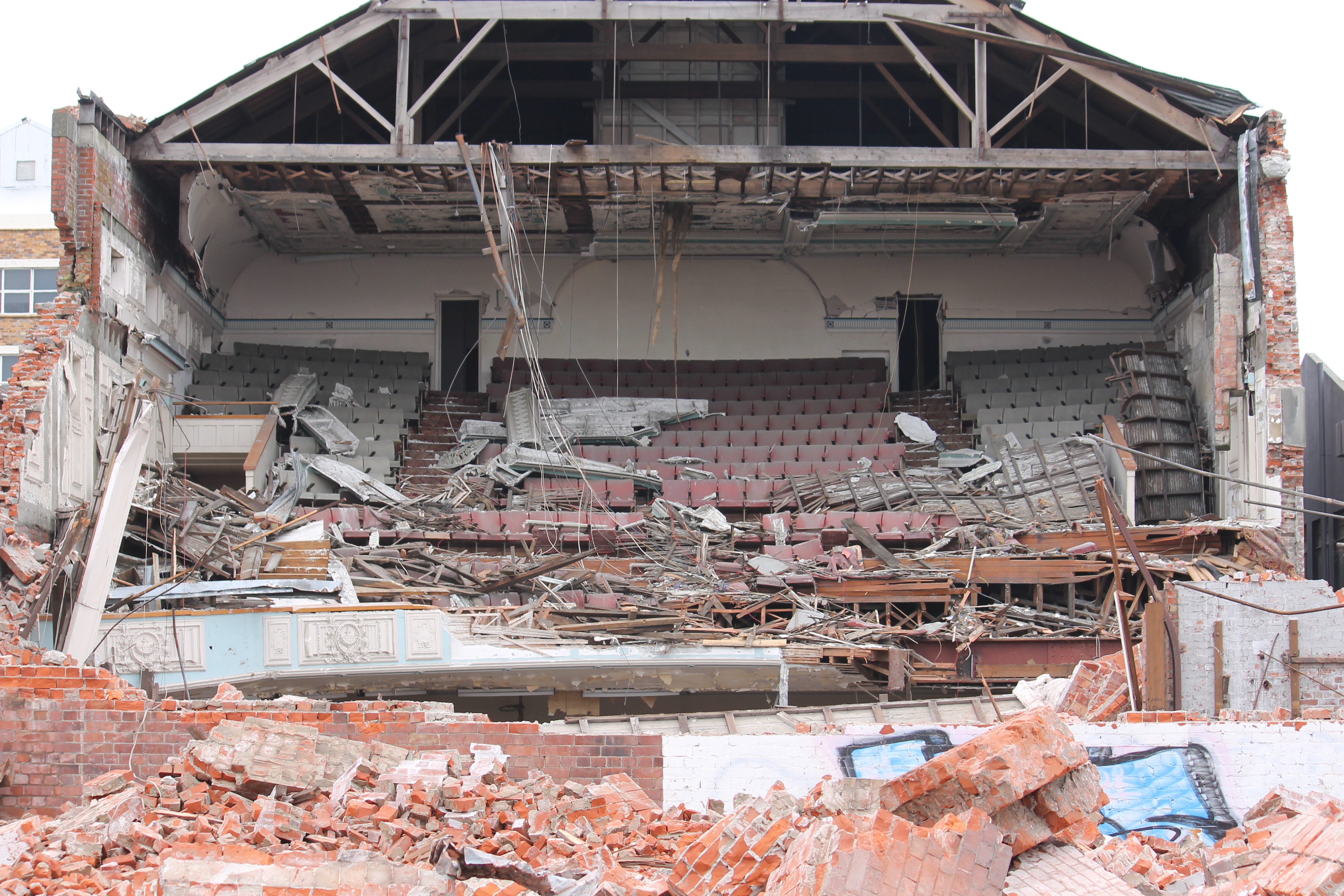 final_curtain_for_the_odeon_theatre-_christchurch_12